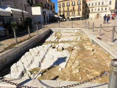 ...arrivando in piazza del Ferrarese, l� dove � ancora oggi presente una delle poche testimonianze della via: un rettangolo delimitato da paletti in ferro che contiene la pavimentazione originaria